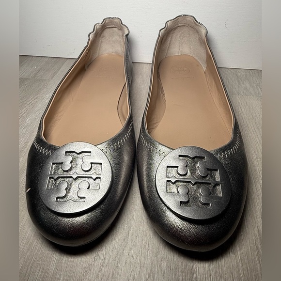 Tory Burch Silver Flats with Classic Design and Logo Detail Sz 8 - Picture 1 of 16